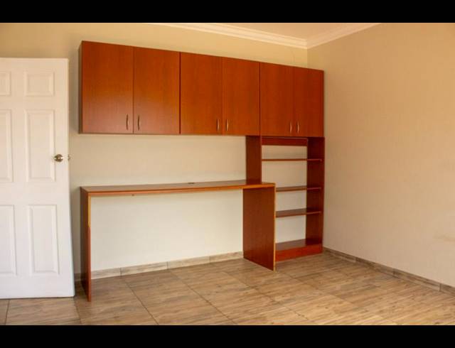 BUSINESS PROPERTY TO RENT IN HELDERKRUIN